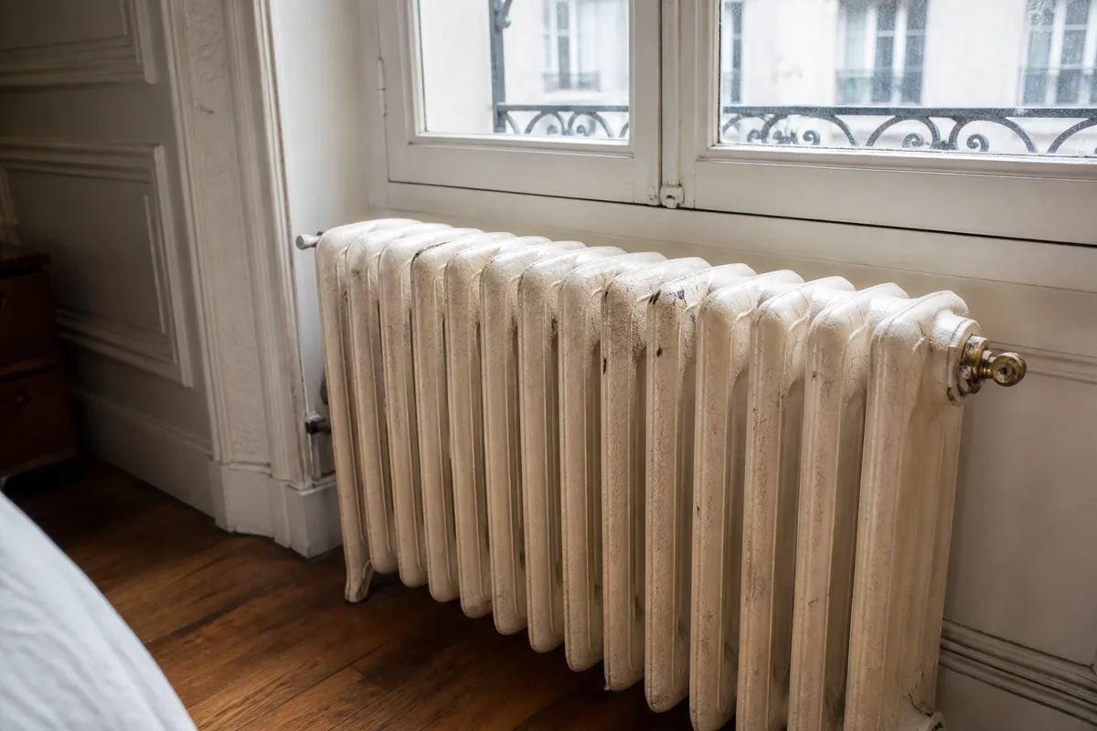 Radiateur en fonte ancien dans un appartement du Bas-Montreuil, vis de purge oxydée en partie haute